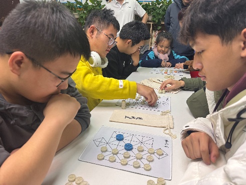 20241127资助育人“棋韵悠扬,非遗进校园”信息工程系中华小棋种展示互动类活动圆满举办!6.jpg